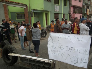 Impidieron el paso de vehículos para hacer público su reclamo en torno a la problemática de agua y comida