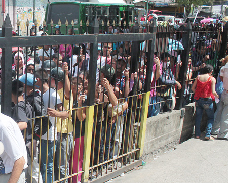 En la larga fila que recorría la avenida Miranda esperaban unas 300 personas para comprar azúcar, papel higiénico, leche y jabón de lavar