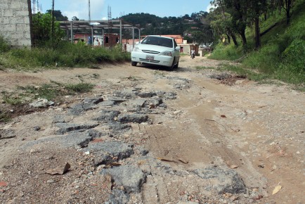 Huecos se hallan por doquier en la carretera