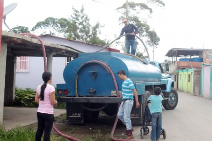 Camión cisterna abastece la comunidad semanalmente