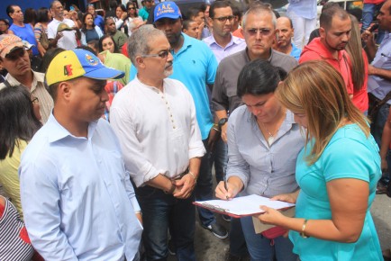 Simpatizantes de Maduro denunciaron a la MUD ante fiscalía en Los Teques.
