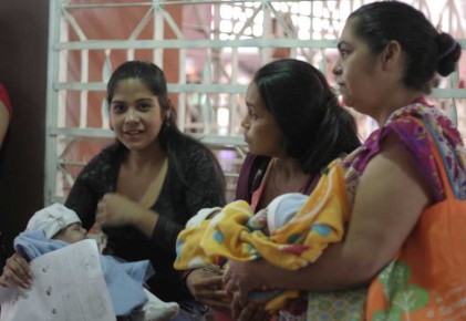 Francis hacía cola con sus dos hijos recién nacidos