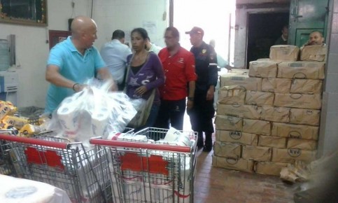 La cola se hizo interminable para los compradores