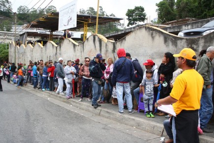 Vecinos agradecen organización de las colas aunque exigen activar el revocatorio.