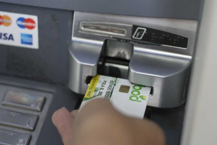 Solo podrá retirar efectivo y hacer otras transacciones en la banca automática de su entidad financiera