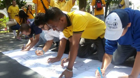 Los jóvenes protestaron frente a la sede del CNE, adyacente a la plaza Bolívar de la ciudad