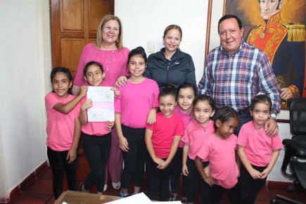 el alcalde José Luis Rodríguez y la primera dama, Clara Mirabal, hicieron la entrega de las premiaciones a los colegio