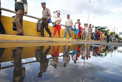 Miles de venezolanos cruzaron la frontera para comprar comida