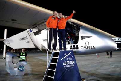 Solar Impulse II culminó este martes una histórica vuelta al mundo propulsado únicamente con energía solar
