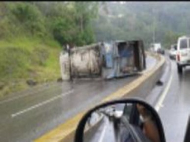 El camión se volcó por exceso de velocidad