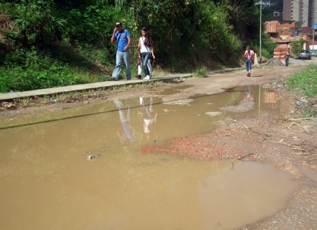 Lugareños piden asfaltado para la comunidad