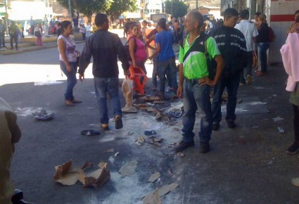 La mercancía del camión fue saqueada en pocos minutos