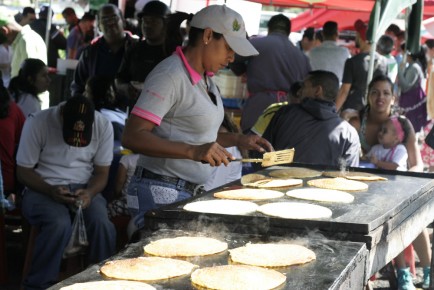Los precios oscilan entre Bs. 500 y 800, además preparan deliciosos jugos y venden la masa para preparar cachapas en casa.