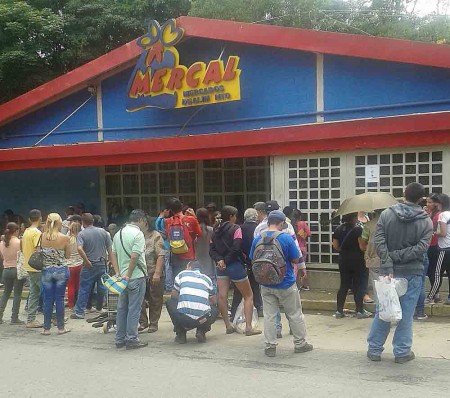 Afectados se apostaron a las puertas del Mercal para exigir que se les vendiera la bolsa de comida