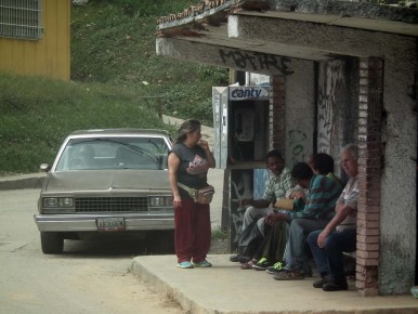 Residentes esperan hasta una hora para poder tomar un autobús