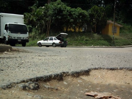 Vecinos piden arreglar la vialidad