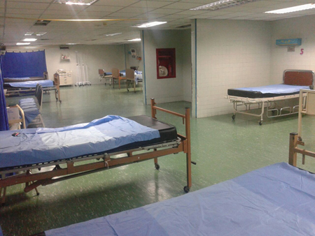 A un galeno le corresponde hacer guardia cada 6 días y nunca coincide con un médico anestesiólogo que atienda pacientes