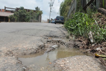 La vialidad tiene 10 años sin ser repavimentada