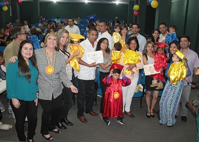 Bebés Amamanta fueron condecorados tras cumplir el programa