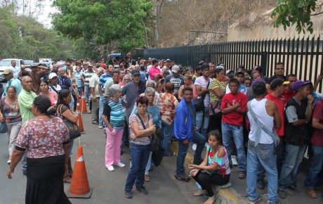 : Diariamente los establecimientos lucen abarrotados de colas interminables