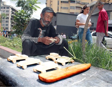Tallar pequeñas figuras a bajos relieves es su mayor destreza