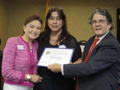 Emilir Basile, presidente del Rotary Los Teques, recibe el botón Paul Harris de las autoridades del Rotary Distrito 4370