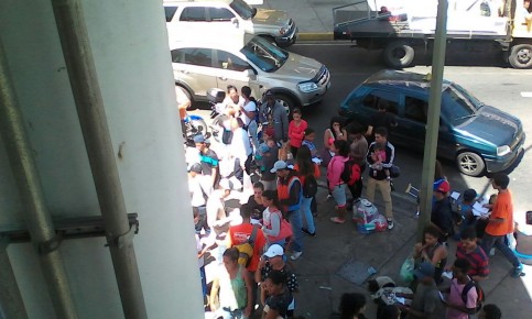 Los jóvenes recorrían las largas colas para comprar comida cuando fueron retenidos por la GNB