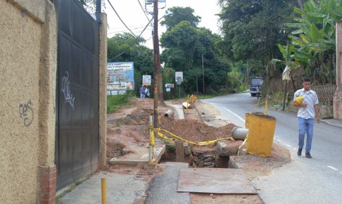 El hueco impide circular por la transitada vía carrizaleña