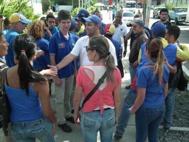 Los jóvenes fueron recibidos en la carretera Panamericana por vecinos y dirigentes de la Mesa de Unidad Democrática (MUD) de Guaicaipuro
