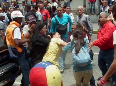 Oficialista arremete contra una dirigente de Primero Justicia en la plaza Bolívar