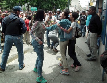 Empujones y golpes durante la protesta frente al CNE de Miranda 
