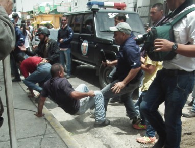 La violencia se desató tras culminar la concentración de la MUD 