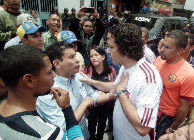 El alcalde Garcés le reclamaba al concejal de Primero Justicia, Roberto Rojas, por la protesta que mantenía cerrada las calles Guaicaipuro y Bolívar 