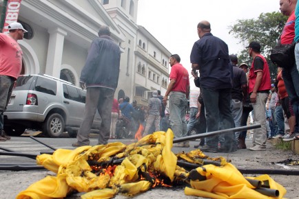 Oficialistas quemaron banderas de Primero Justicia  