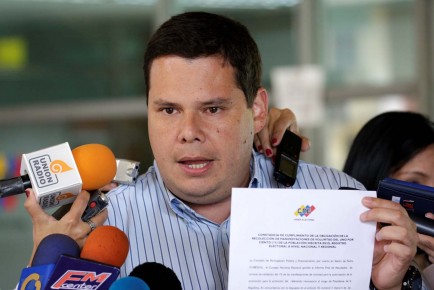 La Mesa de la Unidad Democrática (MUD) recibió en horas del mediodía la constancia de aprobación del 1% de las firmas