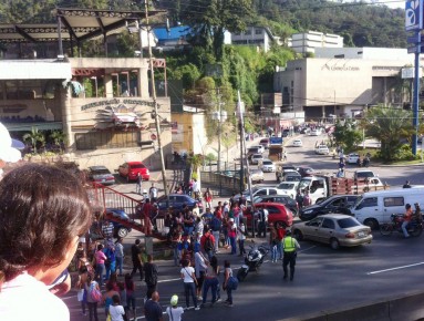 La protesta obstaculizó el paso por la vía expresa en ambas direcciones y causó una larga cola en dirección a San Antonio de Los Altos