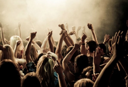El sitio permite a los aficionados publicar contenidos con seudónimos, que estarán visibles para todos los fans del mismo artista