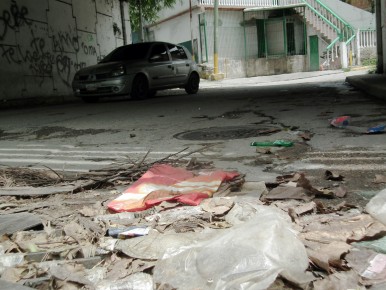 Desechos colapsan contenedores del barrio La Cruz