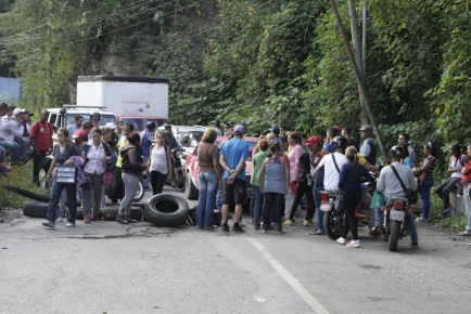 Con cauchos trancaron la vía principal para repudiar el aumento del pasaje