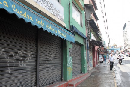 Unos comerciantes no abrieron por ir a marchar y otros más “por si acaso”.