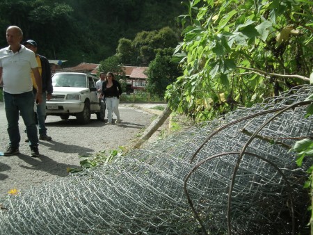 Choros dejaron las mallas tiradas en plena calle para darse a la fuga