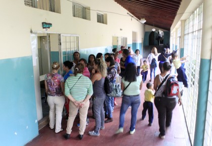Representantes realizaron cola para inscribir a sus muchachos