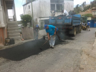 Continúan labores de asfaltado.