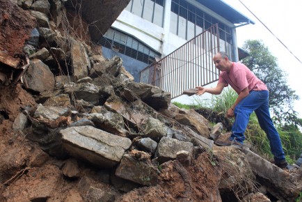 Lugareños intentaron remover talud