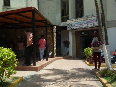 El dúo de apresados fue sorprendido en uno de los accesos del hospital tequeño cuando comercializaban de forma ilícita pastillas de Cytotec
