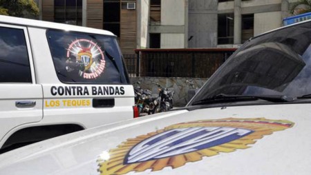 Polisalias, en conjunto con la GNB y el Cicpc detuvieron a los sujetos responsables del robo de un vehículo en Guaicaipuro