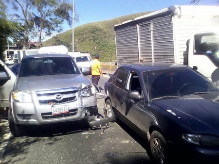 La camioneta impactó en la parte trasera del otro vehículo cuando se disponía a cambiar de canal