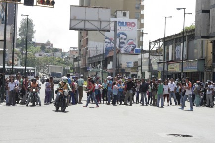 La GN empujó a los manifestante para abrir la vía