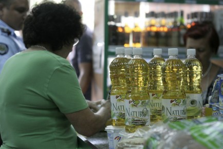 Compradores adquirieron aceite y mantequilla después de realizar la cola