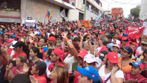 Oficialistas se concentraron en la calle Junín desde las 8:00 de la mañana y hasta pasadas las 3:00 de la tarde. 